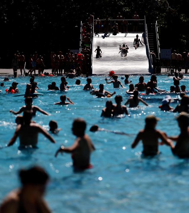 Im Kölner Stadionbad genießen Badegäste bei sommerlichen Temperaturen die Freibad-Saison am 25.05.2026.