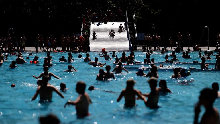 Im Kölner Stadionbad genießen Badegäste bei sommerlichen Temperaturen die Freibad-Saison am 25.05.2026.