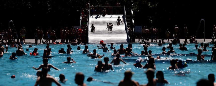 Im Kölner Stadionbad genießen Badegäste bei sommerlichen Temperaturen die Freibad-Saison am 25.05.2026.