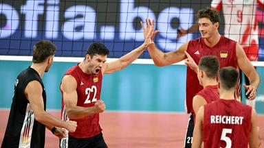 Der Deutsche Tobias Brand jubelt gemeinsam mit seinen Teamkollegen nach einem Punktgewinn im Viertelfinale der Volleyball-Europameisterschaft 2026 der Männer zwischen Deutschland und Polen.