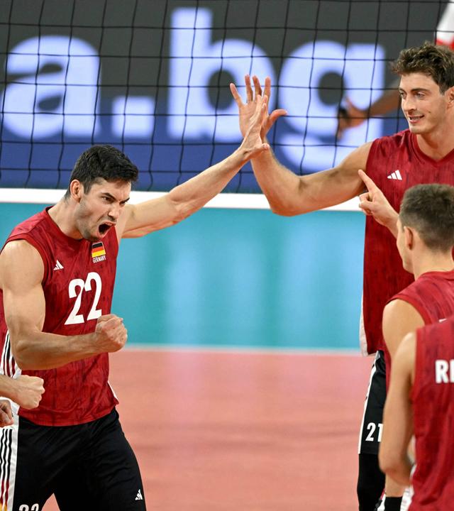 Der Deutsche Tobias Brand jubelt gemeinsam mit seinen Teamkollegen nach einem Punktgewinn im Viertelfinale der Volleyball-Europameisterschaft 2026 der Männer zwischen Deutschland und Polen.