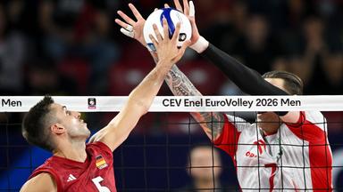 Der Pole Bartłomiej Lemański (rechts) blockt den Ball gegen den Deutschen Moritz Reichert während des Viertelfinalspiels der CEV EuroVolley 2026 der Männer zwischen Deutschland und Polen.