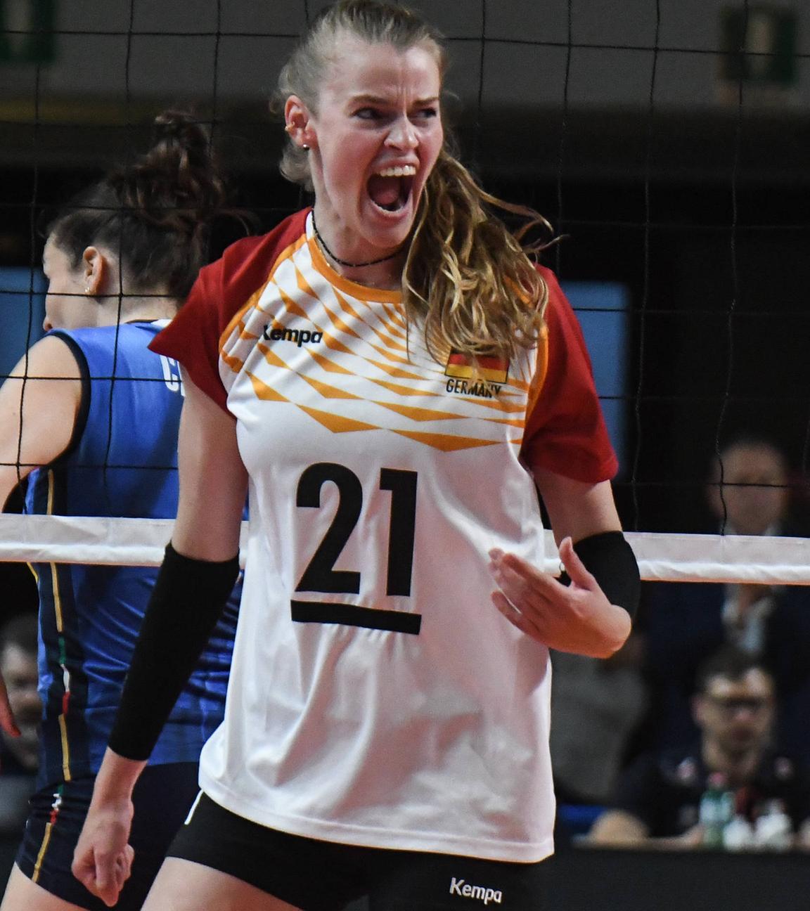 Volleyballerin Camilla Weitzel jubelt im Match der Nations League gegen Italien.