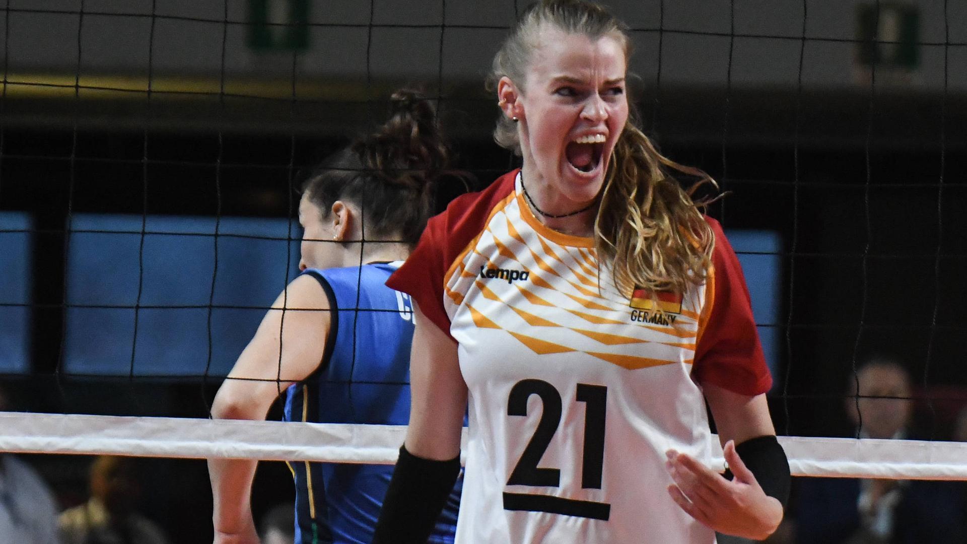 Volleyballerin Camilla Weitzel jubelt im Match der Nations League gegen Italien.