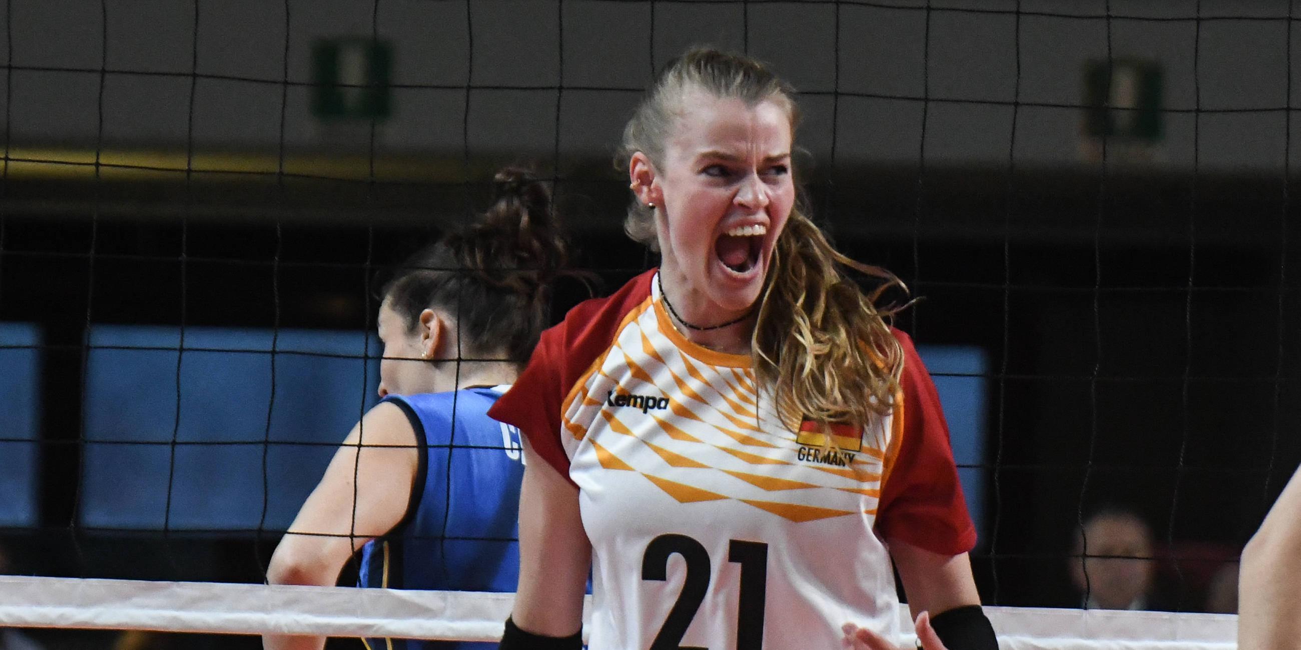 Volleyballerin Camilla Weitzel jubelt im Match der Nations League gegen Italien.