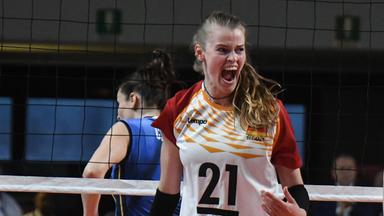 Volleyballerin Camilla Weitzel jubelt im Match der Nations League gegen Italien.