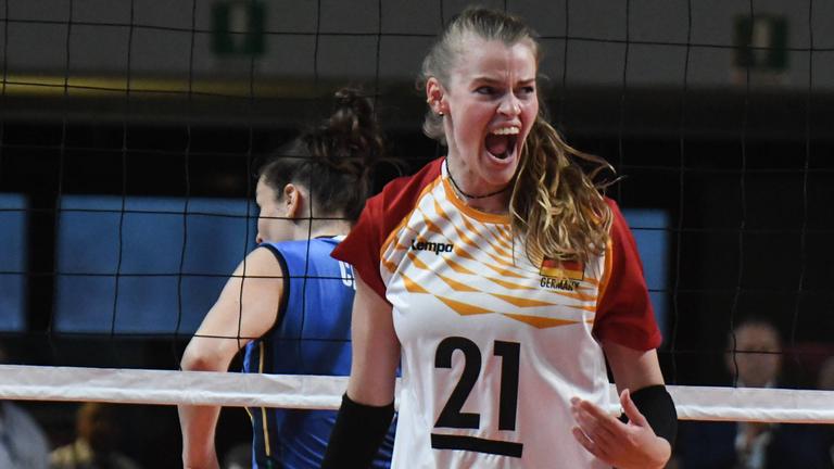 Volleyballerin Camilla Weitzel jubelt im Match der Nations League gegen Italien.