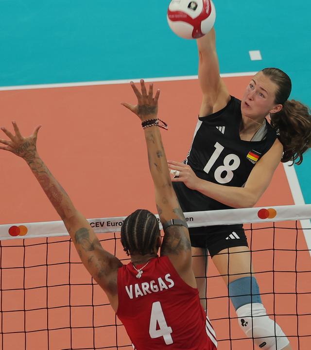 Leana Grozer (r.) schmettert den Ball, Melissa Teresa Vargas versucht zu blocken.