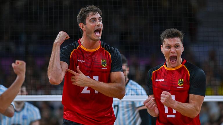 Deutschlands Volleyballspieler Tobias Krick und Lukas Kampa jubeln nach dem SIeg gegen Argentinien am 02.08.2024.