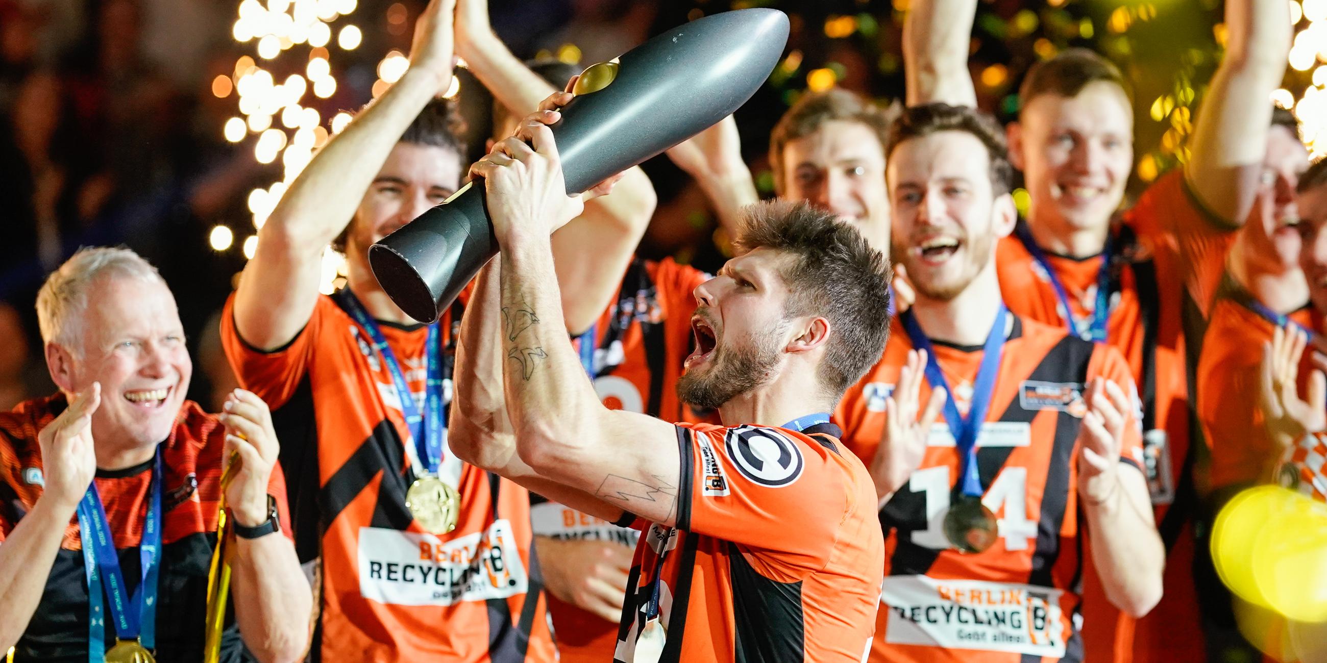Berlins Ruben Schott hält den Siegerpokal in den Händen. 