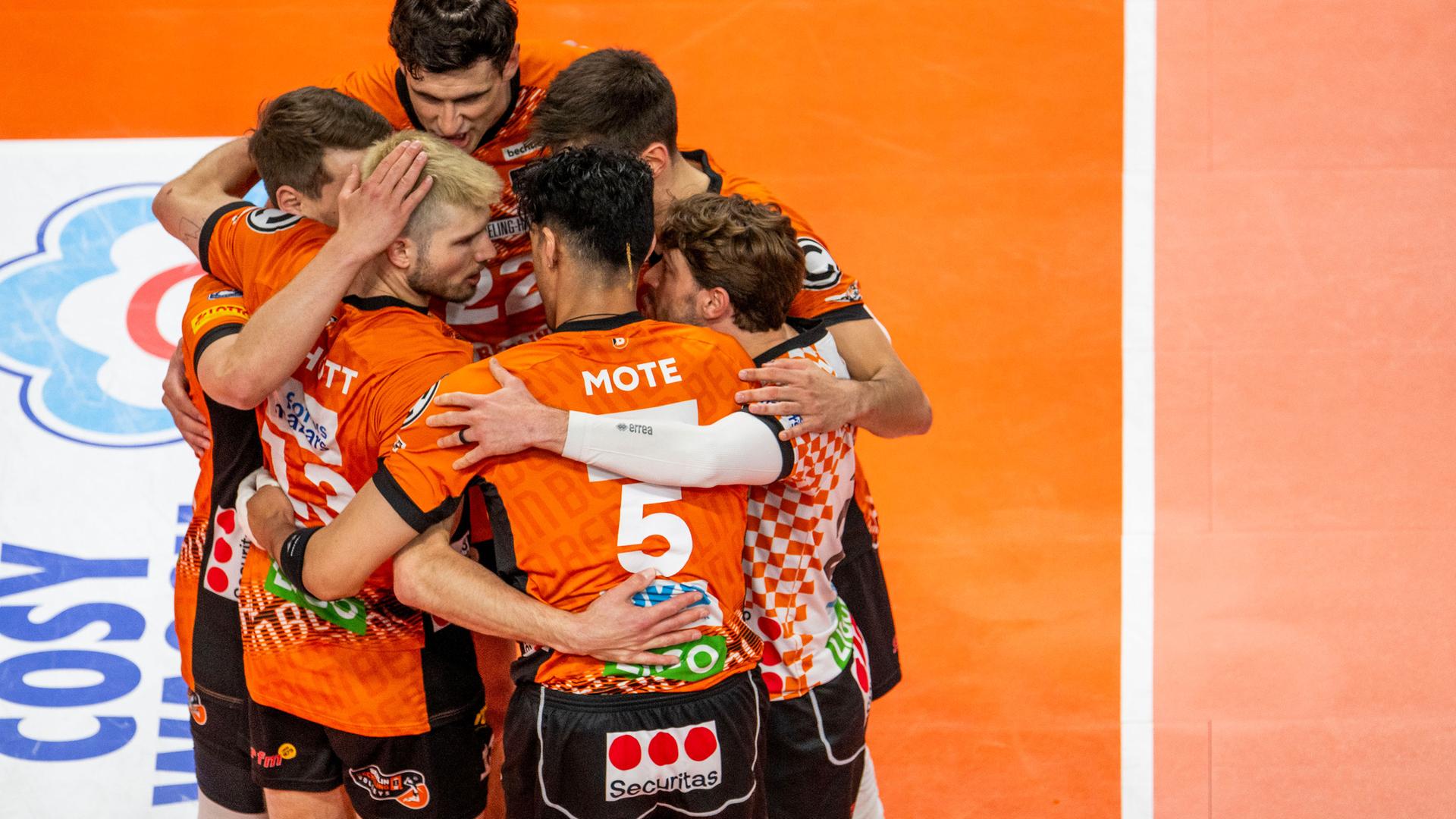 Spieler der BR Volleys bejubeln Punktgewinn.