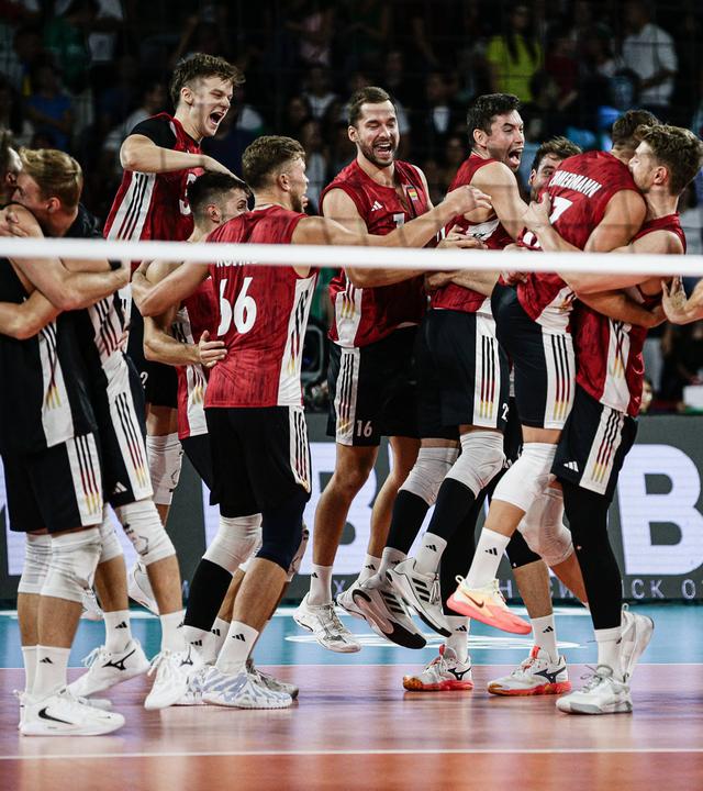 Das deutsche Team feiert den Sieg im Achtelfinalspiel am 19.09.2026 in Sofia. 