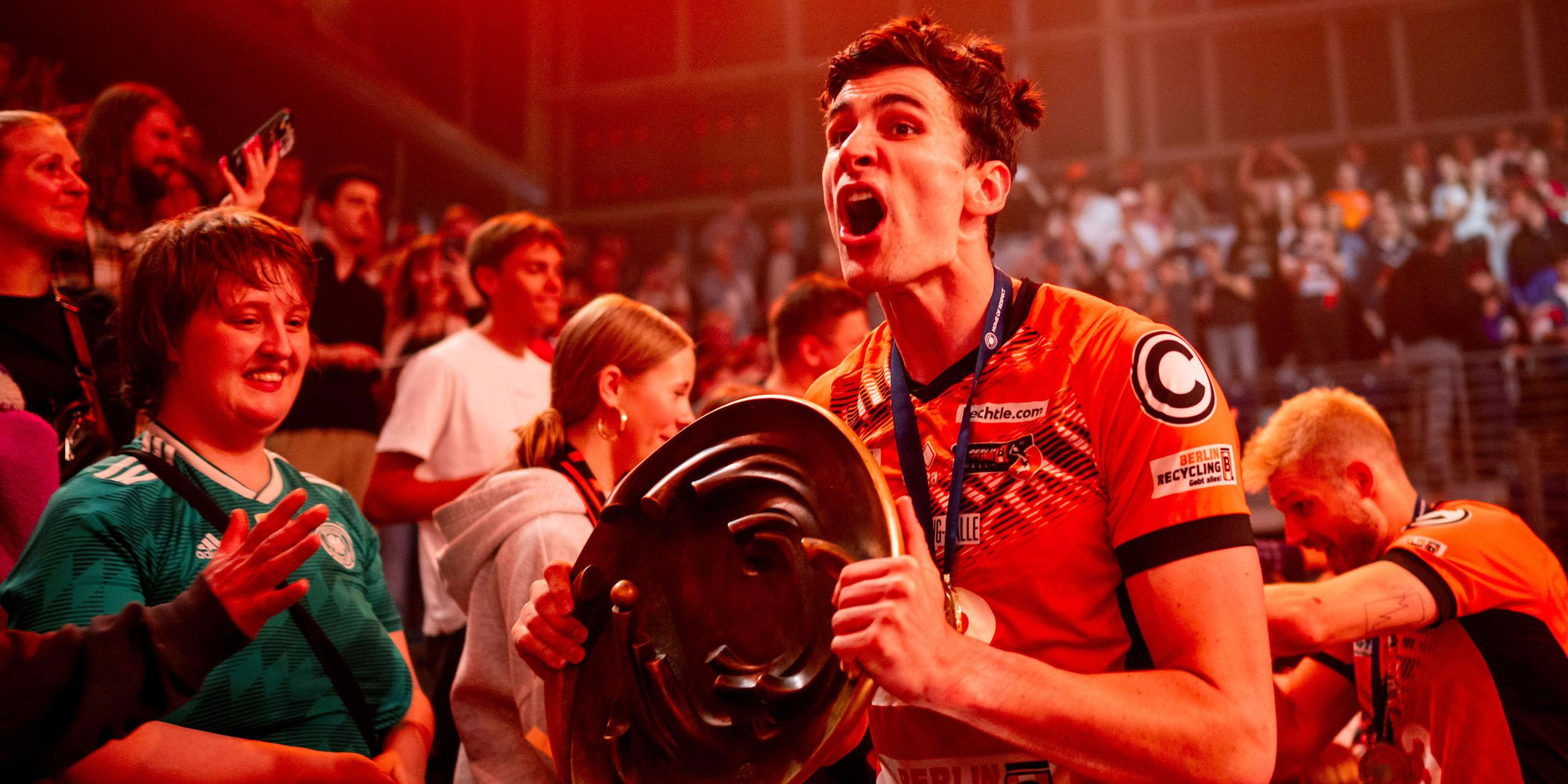 Max-Schmeling-Halle Der Berliner Jake Hanes feiert mit Meiterschale und Fans.
