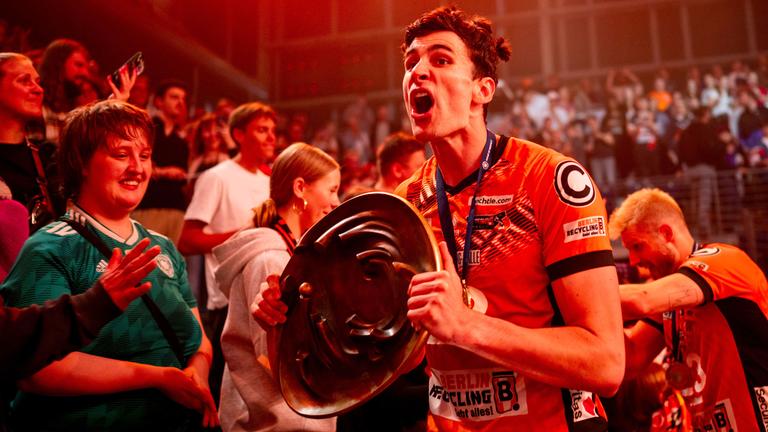 Max-Schmeling-Halle Der Berliner Jake Hanes feiert mit Meiterschale und Fans.