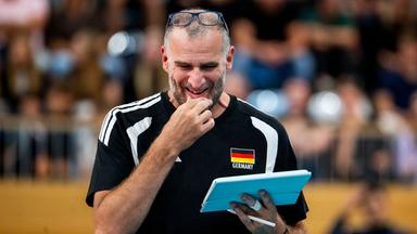 Volleyball-EM 2026 der Männer: Bundestrainer Massimo Botti am Spielfeldrand.
