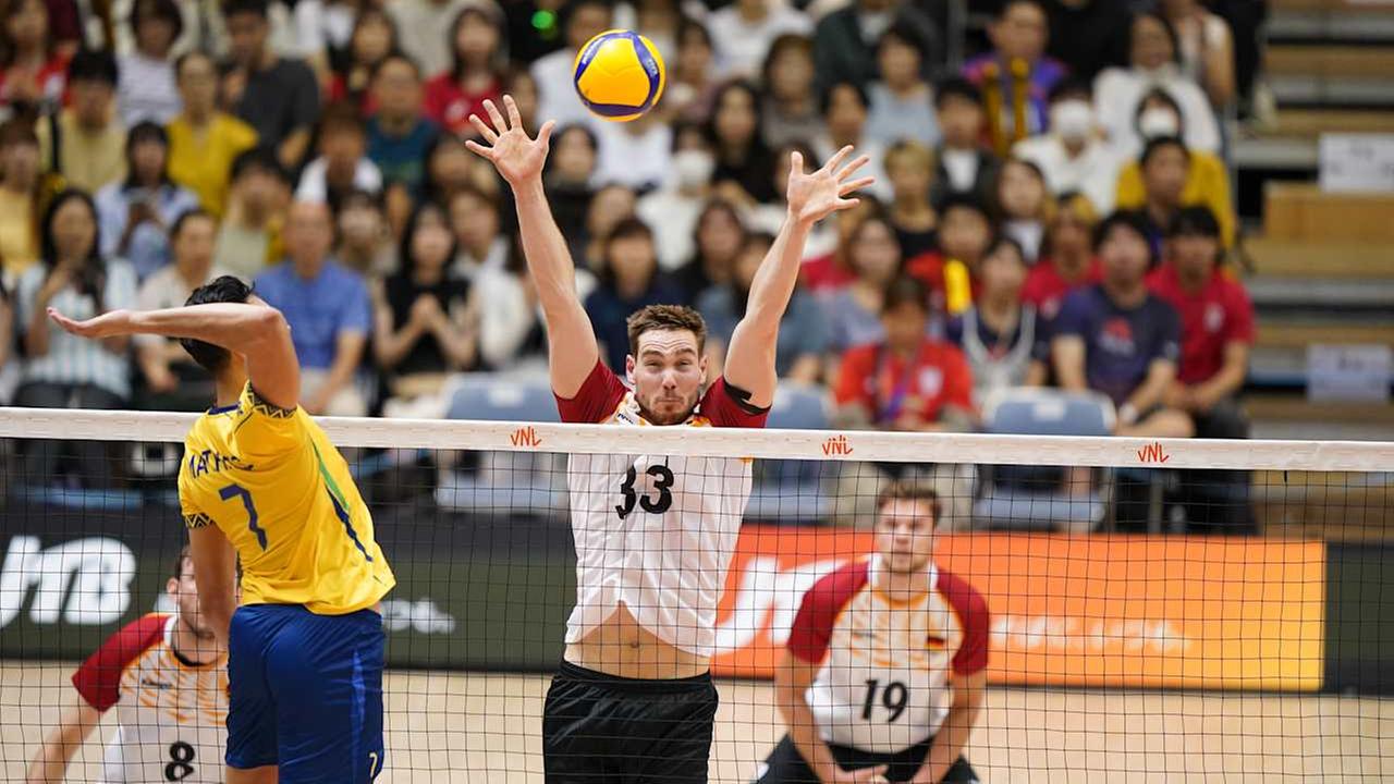 Volleyball Deutschland - Brasilien: Simon Valentin Torwie versucht zu blocken