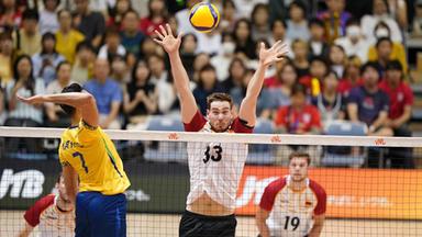 Volleyball Deutschland - Brasilien: Simon Valentin Torwie versucht zu blocken