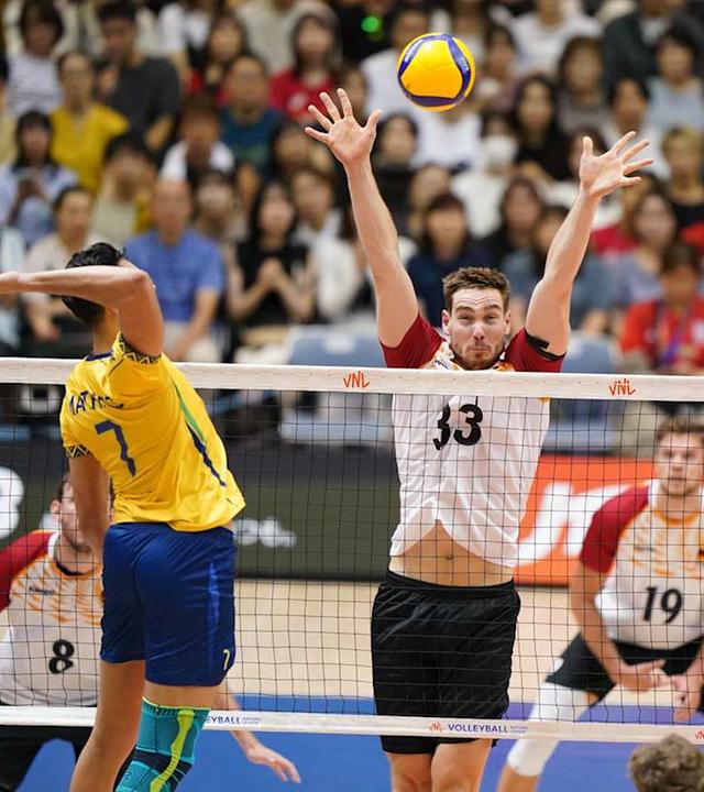 Volleyball Deutschland - Brasilien: Simon Valentin Torwie versucht zu blocken