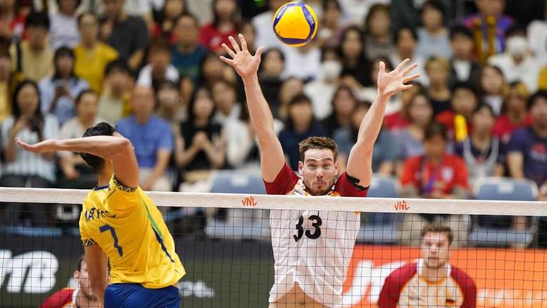 Volleyball Deutschland - Brasilien: Simon Valentin Torwie versucht zu blocken