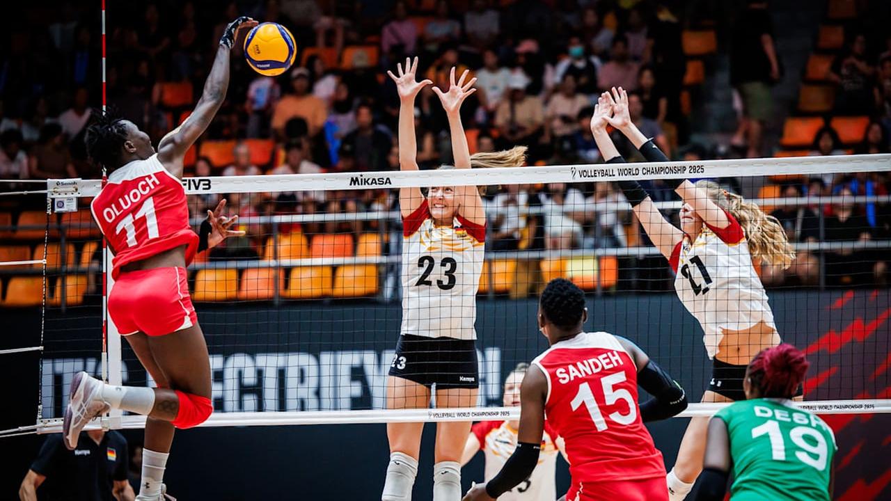 Die deutschen Volleyballerinnen stellen einen Block gegen eine kenianische Angreiferin.