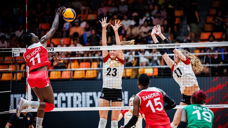 Die deutschen Volleyballerinnen stellen einen Block gegen eine kenianische Angreiferin.