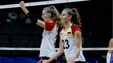 Die deutschen Volleyball-Frauen bejubeln einen Punktgewinn gegen Frankreich.