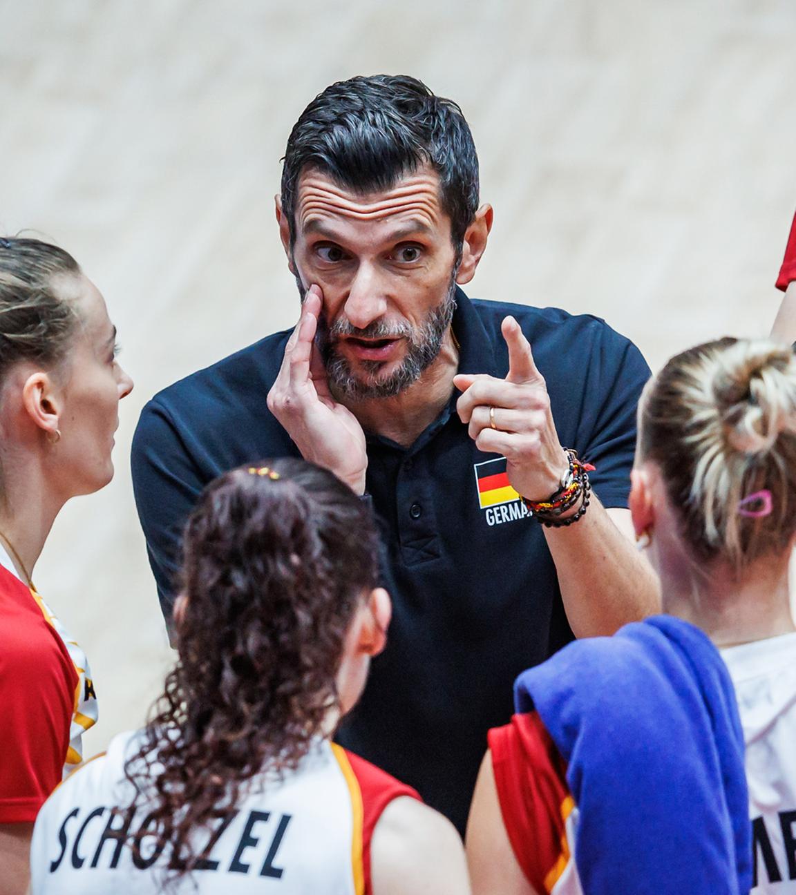 27.08.2025, Phuket, Thailand: Die deutschen Volleyballerinnen besprechen sich mit Trainer Giulio Bregoli während des WM-Vorrundenspiels gegen Polen (Gruppe G, 3. Spieltag).