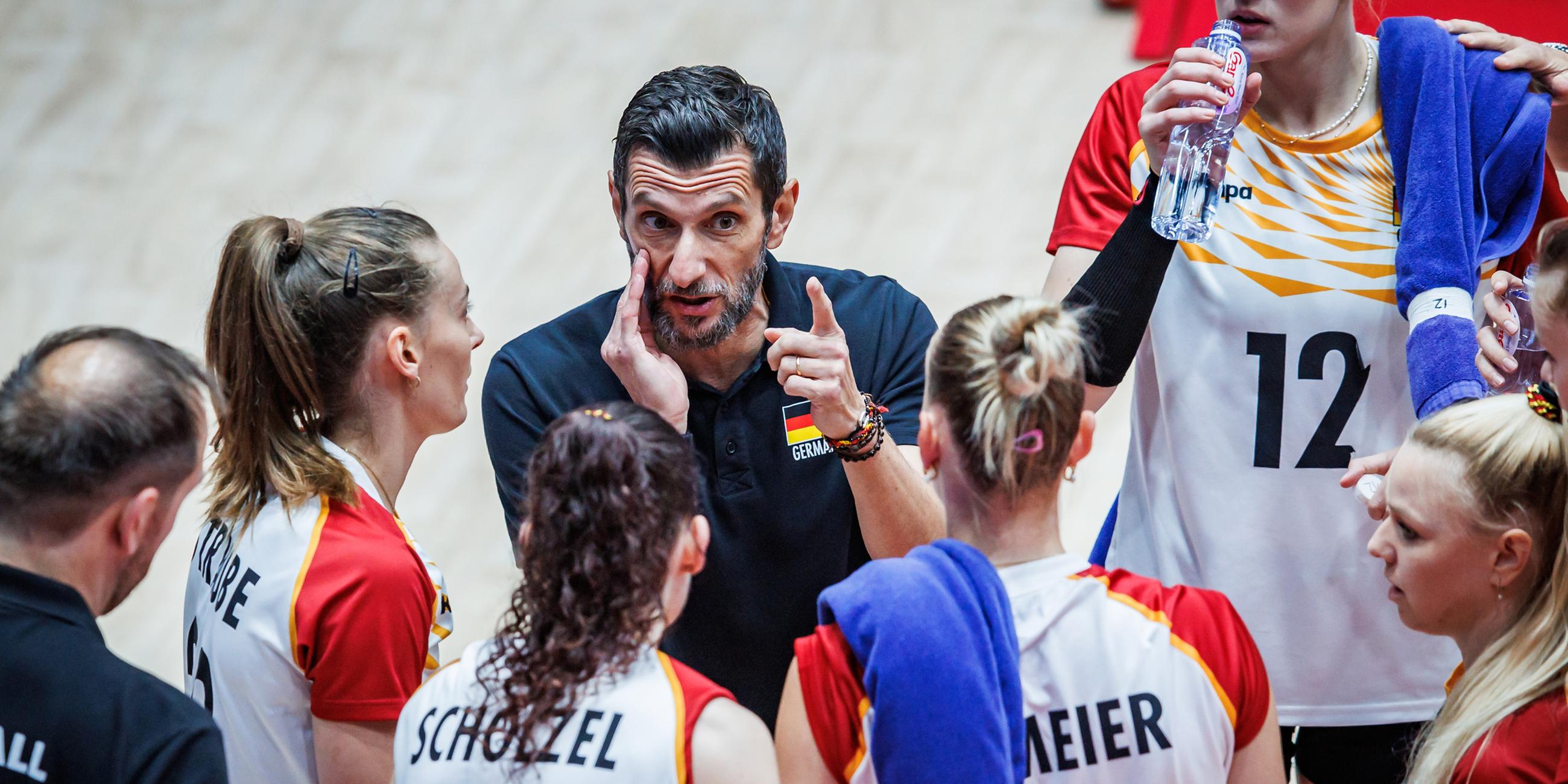 27.08.2025, Phuket, Thailand: Die deutschen Volleyballerinnen besprechen sich mit Trainer Giulio Bregoli während des WM-Vorrundenspiels gegen Polen (Gruppe G, 3. Spieltag).
