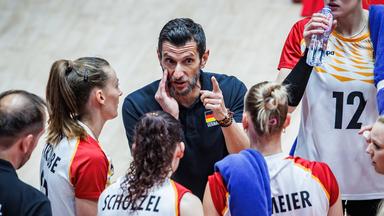 Bundestrainer Giulio Bregoli berät sich mit seinen Spielerinnen während einer Auszeit gegen Polen