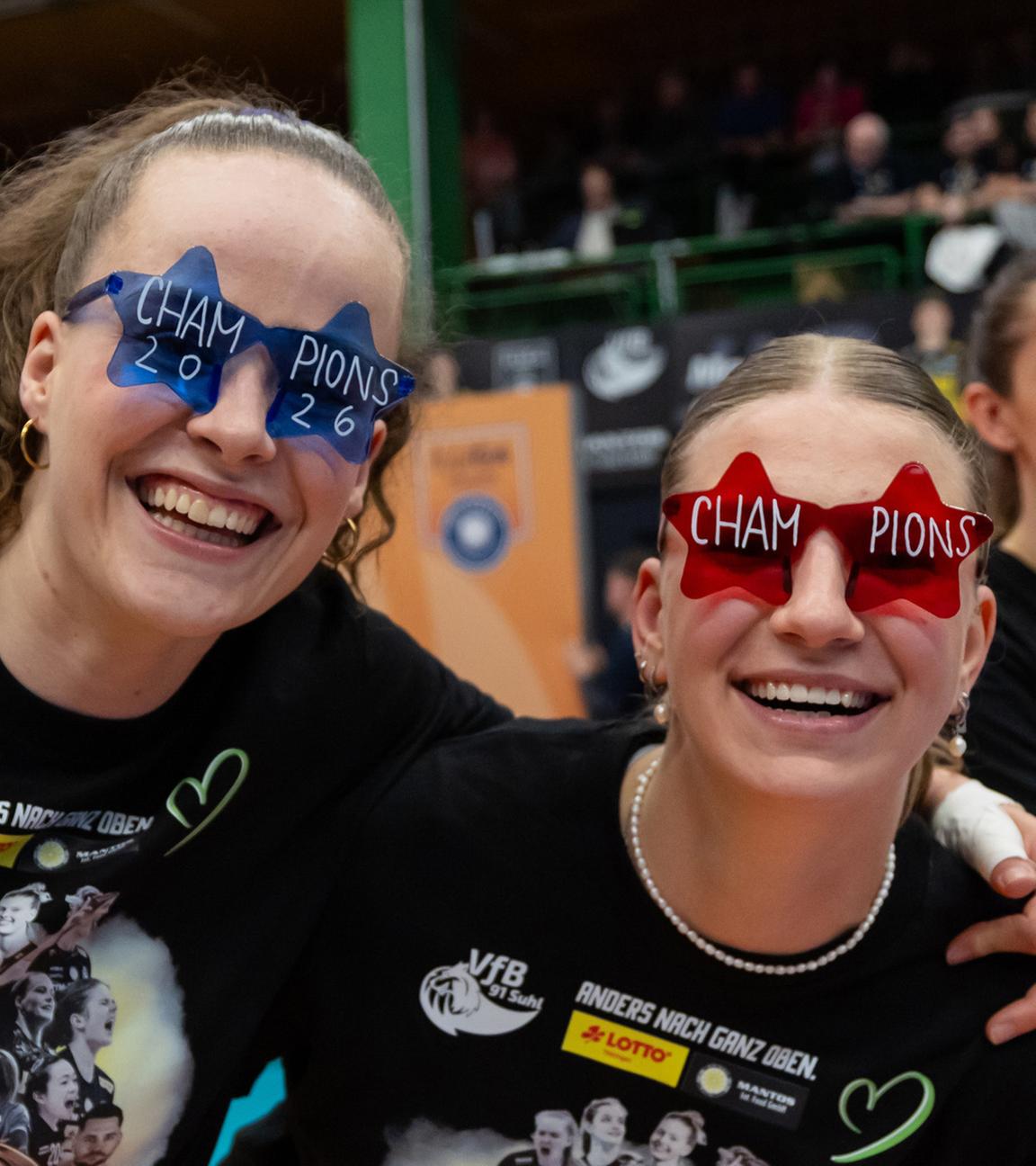 Die Spielerinnen Laura Berger, Svea Naujack und Irene Ramos Mencia vom VfB Suhl jubeln über die gewonnene Meisterschaft.