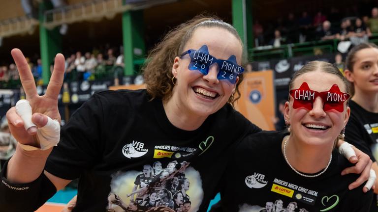 Die Spielerinnen Laura Berger, Svea Naujack und Irene Ramos Mencia vom VfB Suhl jubeln über die gewonnene Meisterschaft.