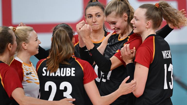 Deutschlands Spielerinnen feiern einen Punktgewinn.