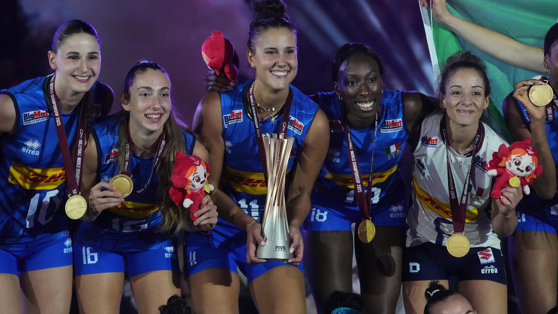 Spielerinnen des italienischen Teams jubeln bei der WM-Siegerehrung mit dem Pokal.