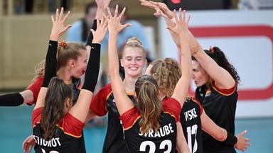 Deutschlands Spielerinnen jubeln nach einem Punktgewinn im Länderspiel.