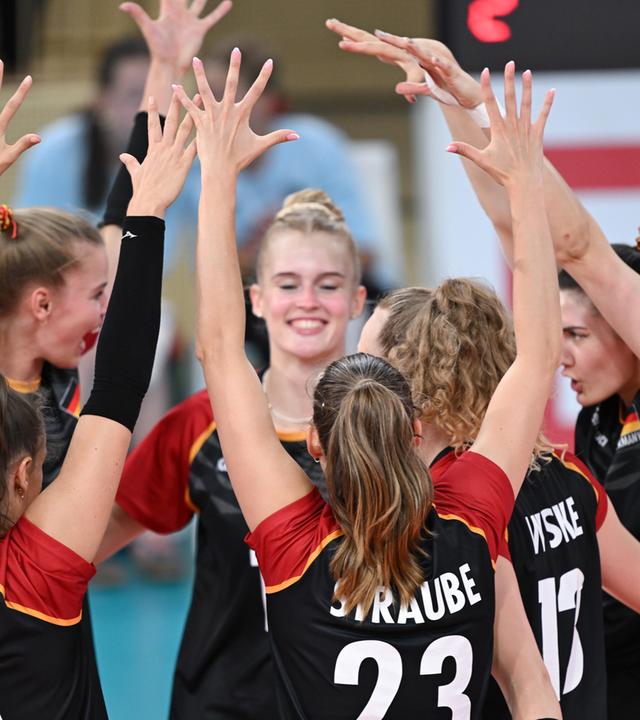 Deutschlands Spielerinnen jubeln nach einem Punktgewinn im Länderspiel.