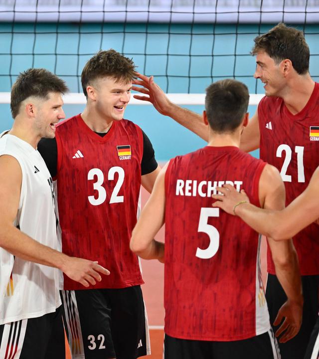 Das DVV-Team jubelt nach dem Sieg gegen die Türkei.