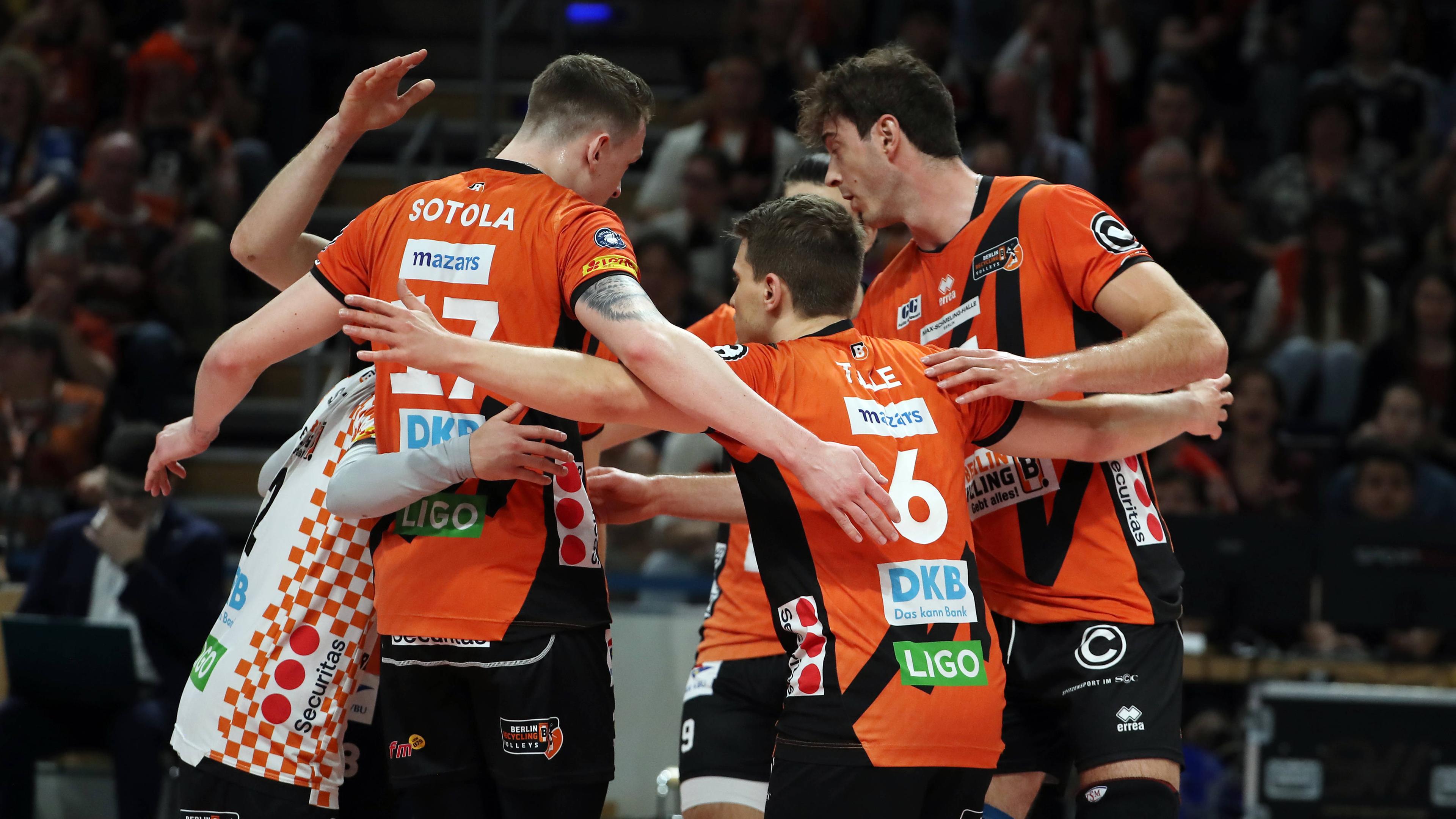 Die Spieler der Berlin Recycling Volleys jubeln beim Spiel gegen Friedrichshafen am 28.04.2024.