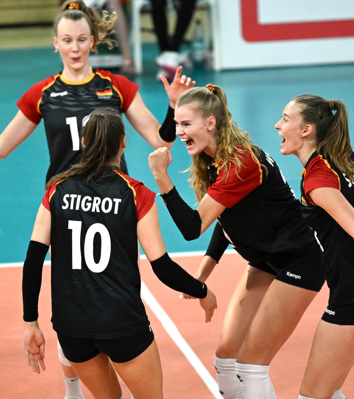 Deutschlands Spielerinnen jubeln nach einem Punktgewinn beim Volleyball-Länderspiel gegen die Schweiz am 06.08.2025 in Wiesbaden.