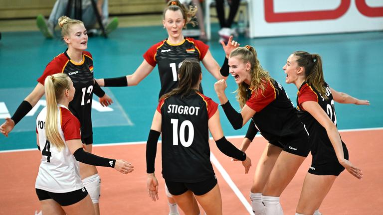 Deutschlands Spielerinnen jubeln nach einem Punktgewinn beim Volleyball-Länderspiel gegen die Schweiz am 06.08.2025 in Wiesbaden.