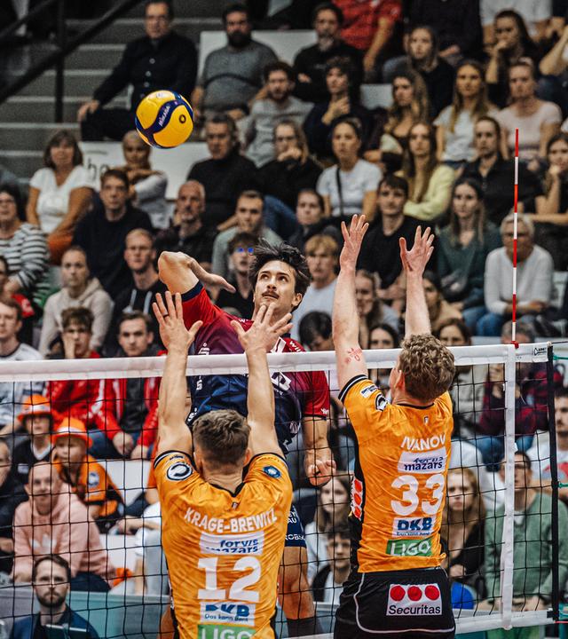 Lüneburgs Ethan Champlin in Aktion gegen Florian Krage-Brewitz und Fedor Ivanov aus Berlin.