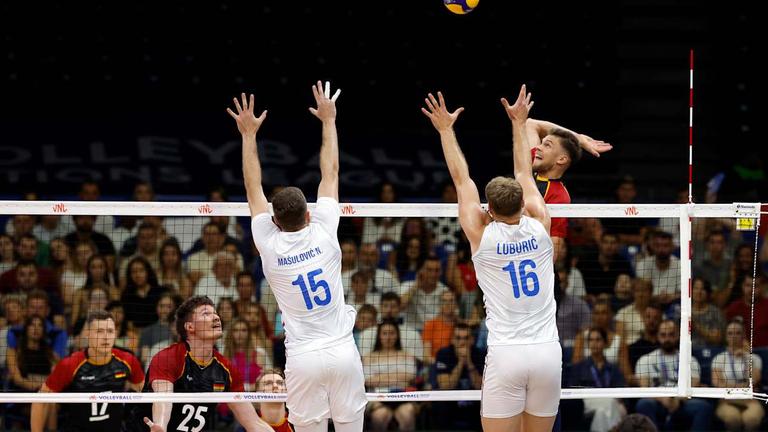 Deutschlands Erik Röhrs in Aktion beim Nations League Spiel gegen Serbien.