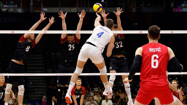 Deutschlands Nationalspieler wehren den Ball ab beim Volleyball Nations League Spiel gegen Serbien.