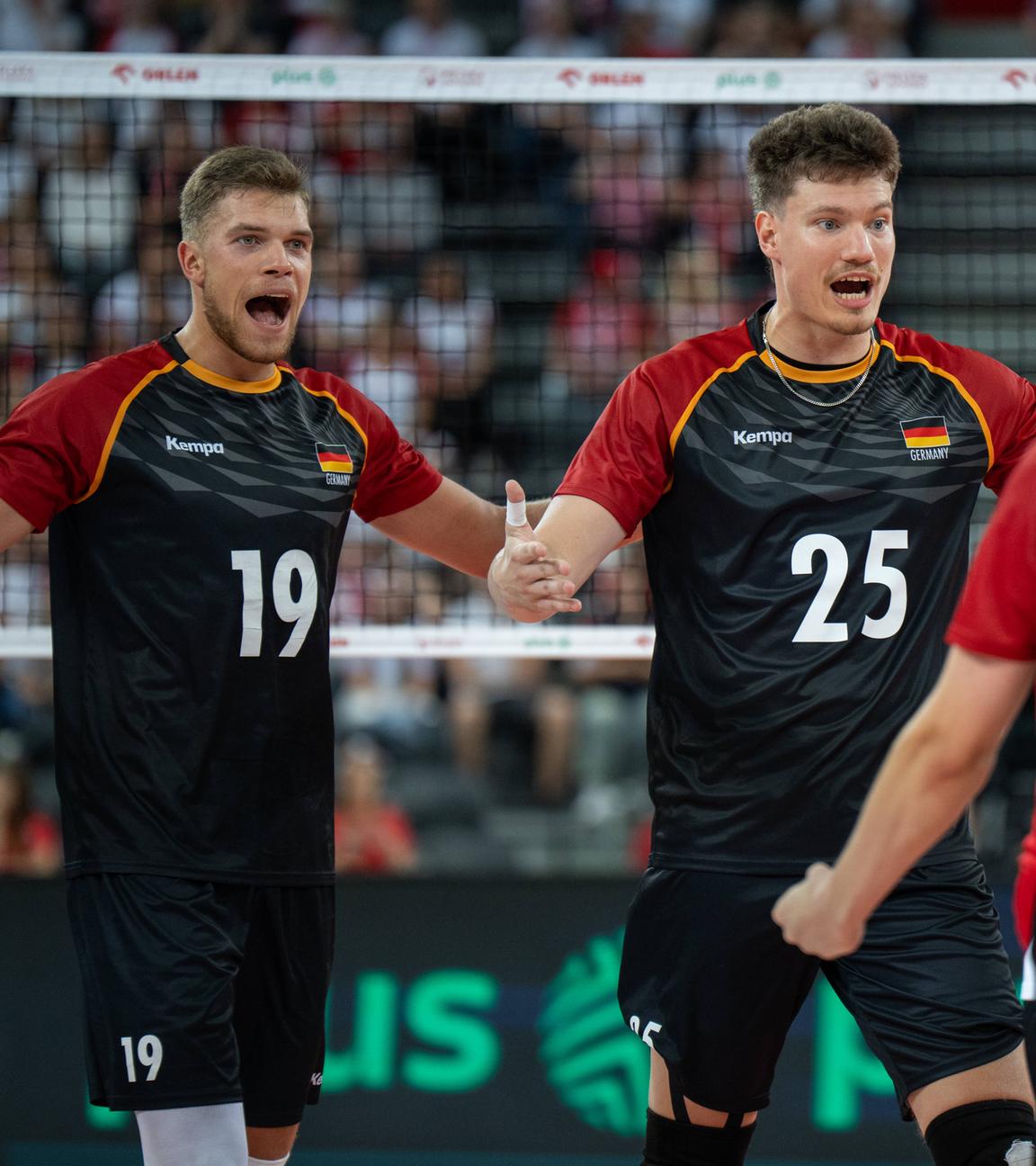 Die deustche Volleyball Mannschaft jubelt.