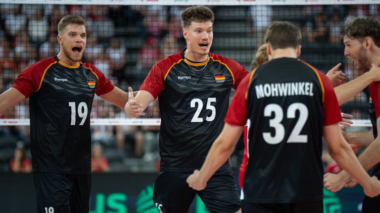 Die deustche Volleyball Mannschaft jubelt.