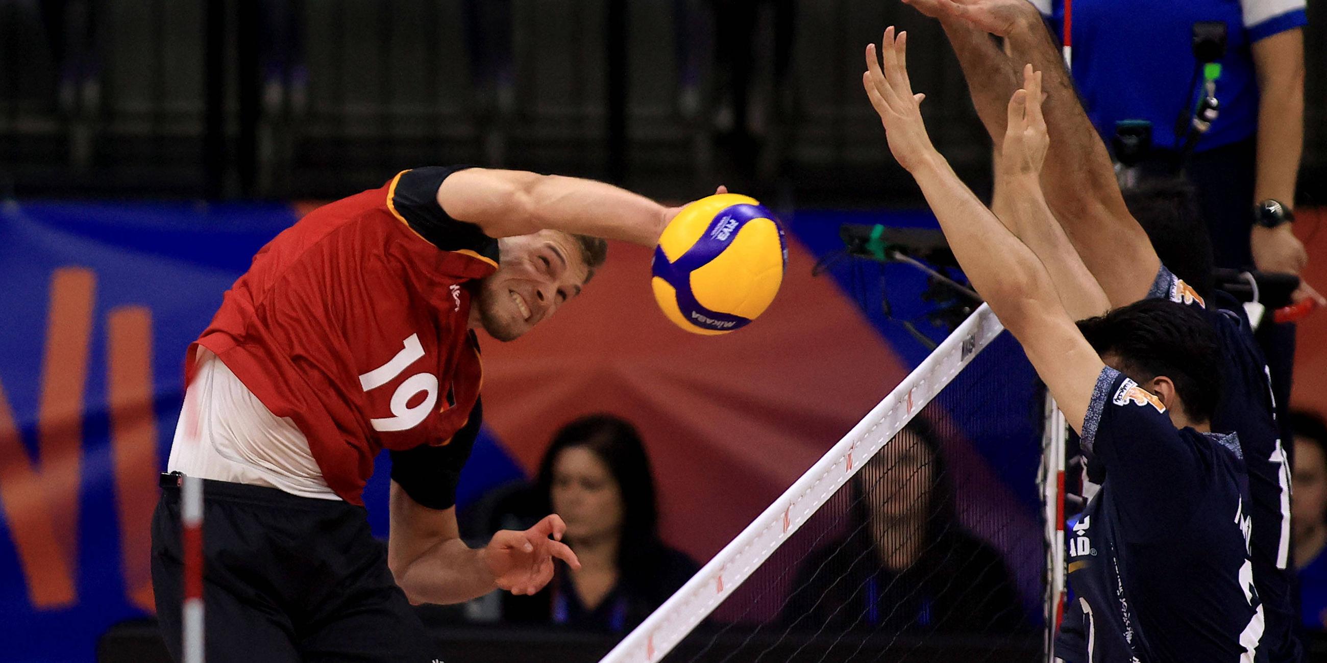 Deutschlands Erik Röhrs in Aktion beim Nations League Spiel gegen Iran.