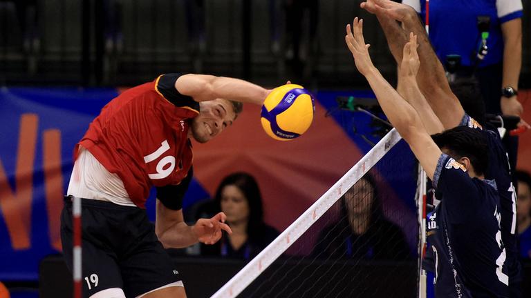 Deutschlands Erik Röhrs in Aktion beim Nations League Spiel gegen Iran.
