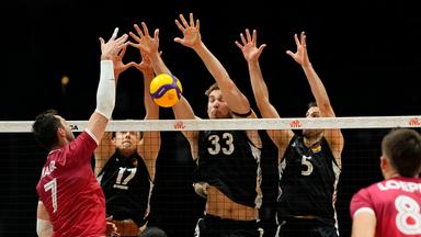 Der kanadische Volleyballspieler Stephen Timothy Maar schlägt den Ball gegen den Block der Deutschen Jan Zimmermann, Simon Valentin Torwie und Moritz Reichert in einem Spiel der Volleyball Nations League am 10.06.2026, in Ottawa, Kanada.