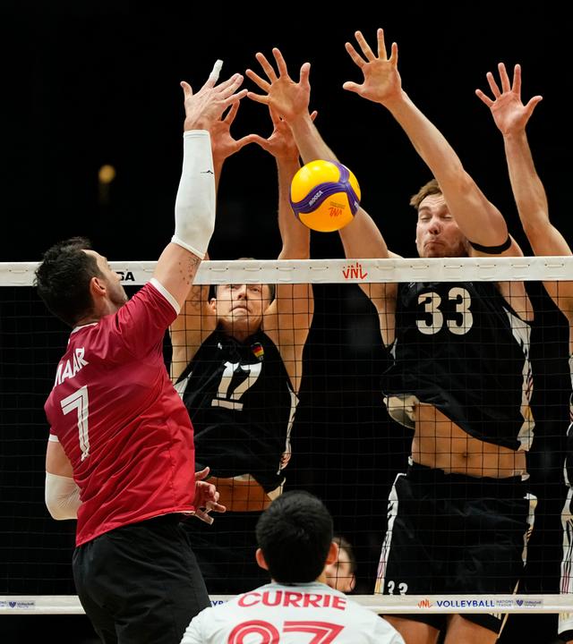 Der kanadische Volleyballspieler Stephen Timothy Maar schlägt den Ball gegen den Block der Deutschen Jan Zimmermann, Simon Valentin Torwie und Moritz Reichert in einem Spiel der Volleyball Nations League am 10.06.2026, in Ottawa, Kanada.