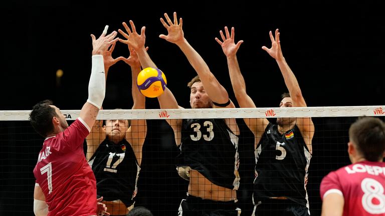 Der kanadische Volleyballspieler Stephen Timothy Maar schlägt den Ball gegen den Block der Deutschen Jan Zimmermann, Simon Valentin Torwie und Moritz Reichert in einem Spiel der Volleyball Nations League am 10.06.2026, in Ottawa, Kanada.