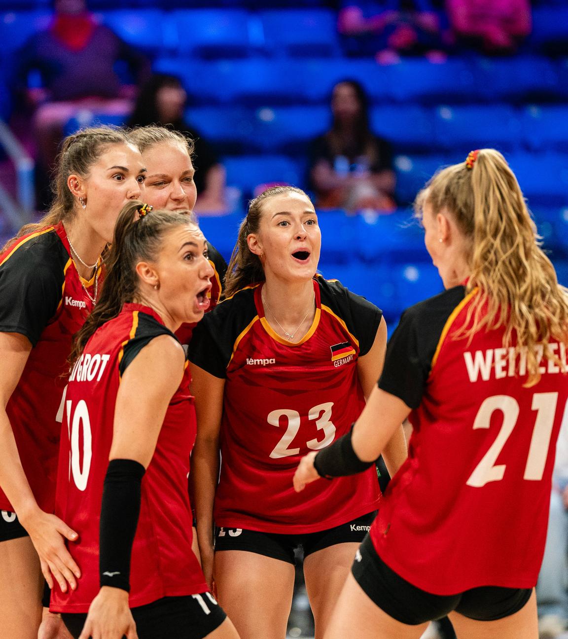 Volleyball, Nations League, Deutschland - Thailand: Spielerinnen aus Deutschland feiern 